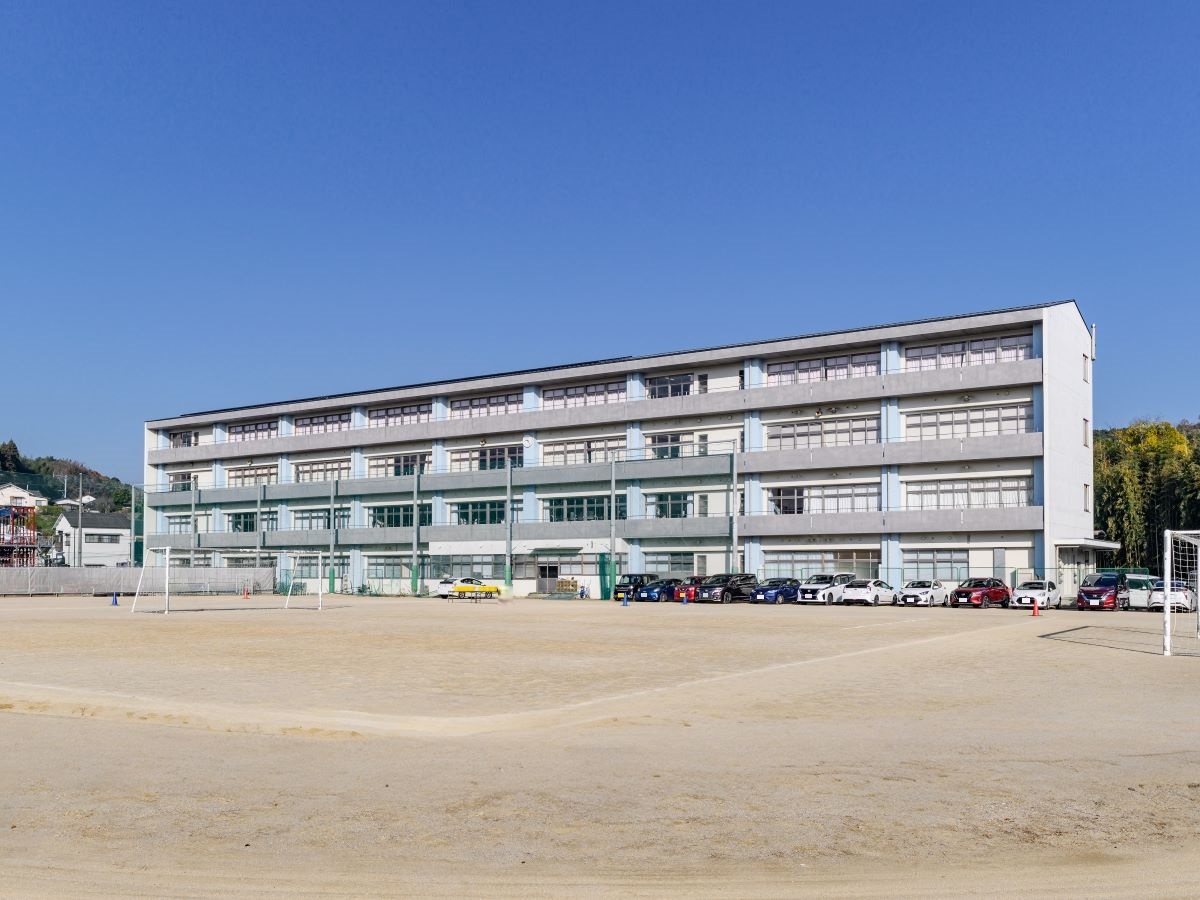 由布市立挾間中学校まで約2.7km～2.8km（徒歩34分～35分）　全校生徒550人弱が通っています。 (2024年度)
学校目標は「自己実現をめざし、地域と豊かな未来社会に貢献する生徒の育成」です。
勉強やスポーツなど様々な分野において成長ができそうですね！