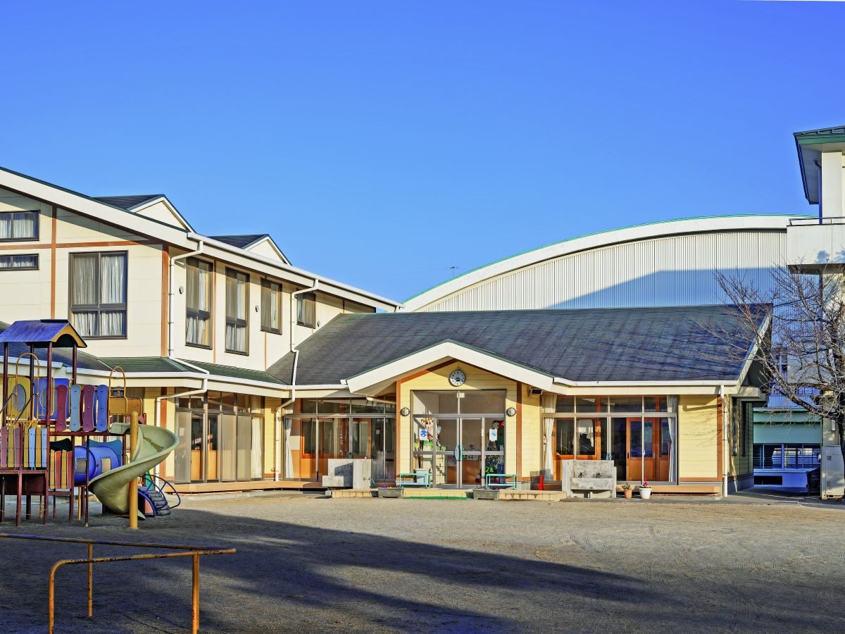 由布川幼稚園まで約315m～430m（徒歩4分～6分）　走る・跳ぶ・掴むなどの活動を取りいれ体力作りを行うとともに、自然との触れ合いが出来るよう収穫体験を実施しています。由布川小学校と併設されており合同避難訓練、1年生による遊びの広場の招待、3年生との合同豆まき、秋季大運動会などを一緒に行い、幼稚園も小学生を招待して園児・小学生の交流も行ってます。