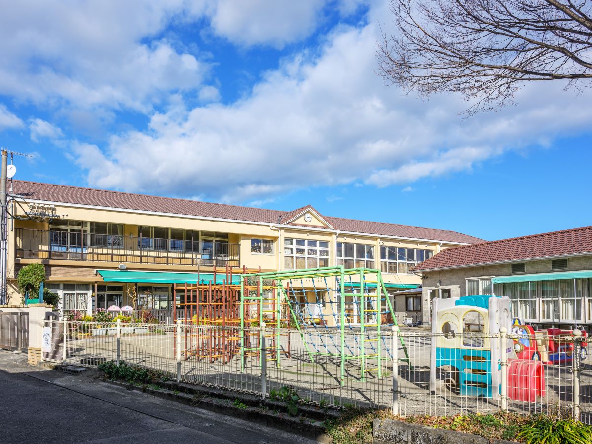 由布川保育園まで約965m～1.1km（徒歩13分～14分）　広い園庭があり、四季折々の自然に触れる活動を重視しています。
英語教室や体育教室、自然環境を取り入れた保育を実施しております。
