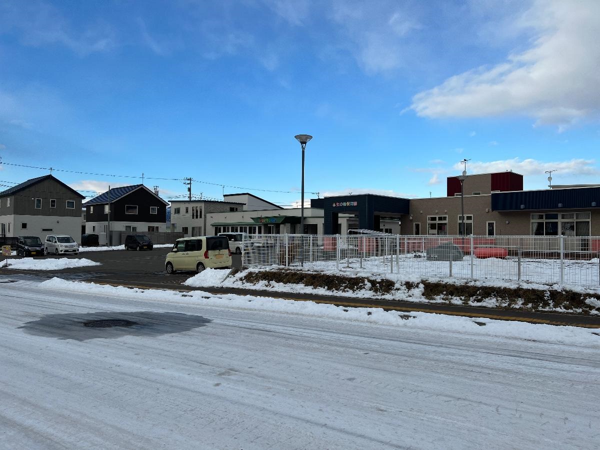 虹の橋保育園まで約300m（徒歩4分）　すぐそばに保育園があるのは朝の忙しい時間帯でも安心して送迎できます。