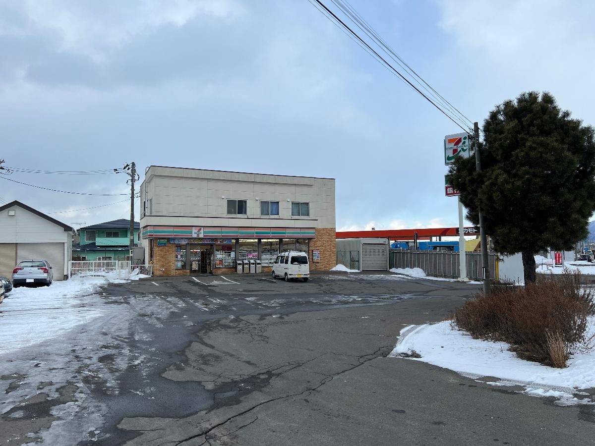 セブンイレブン　伊達弄月店まで約550m（徒歩7分）　徒歩圏内に24時間のコンビニがあると何かと助かります。