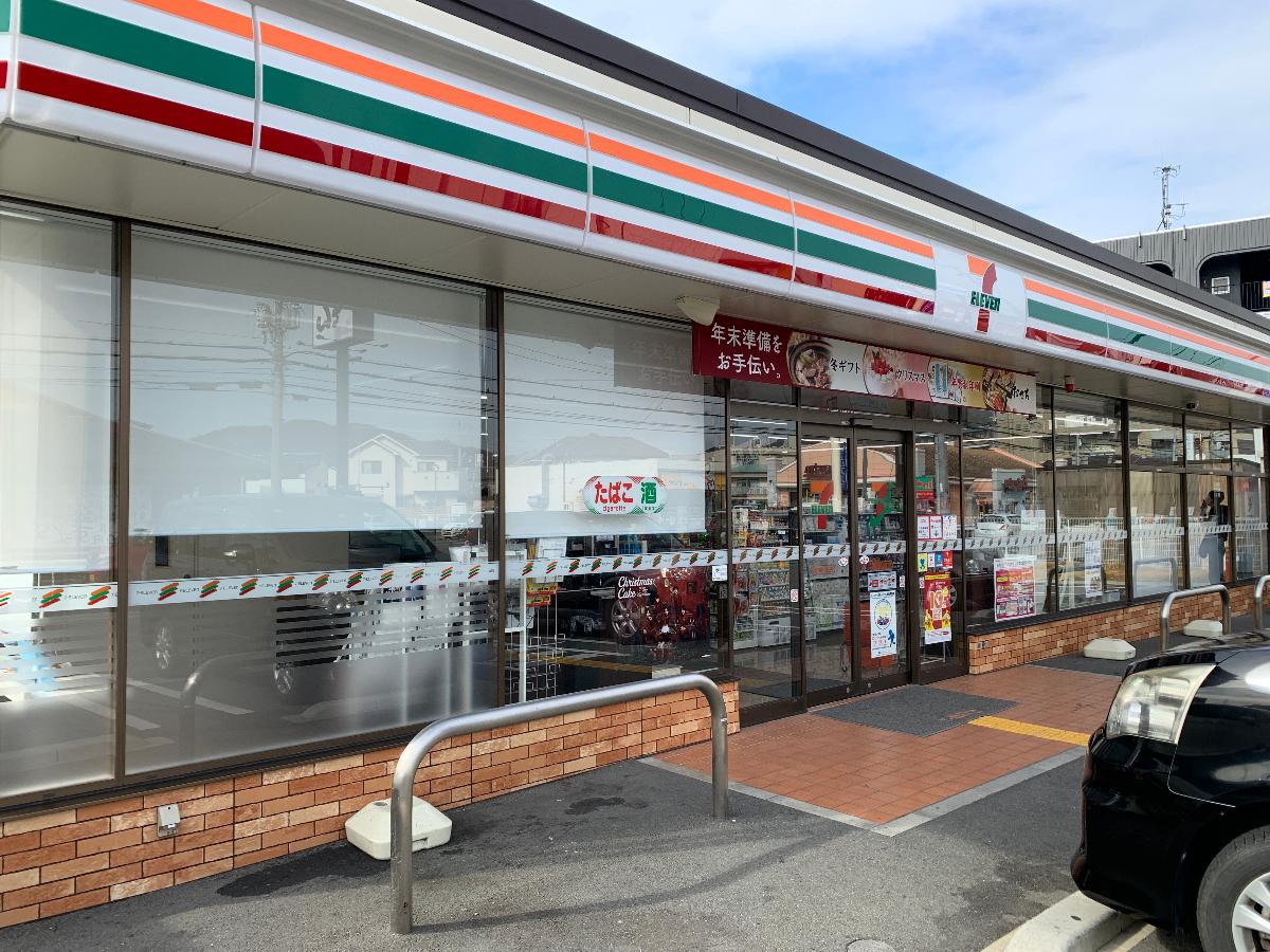 アイタウン田寺4丁目 戸建 セブンイレブン姫路山吹店まで 約1.2km 24時間営業で徒歩15分のところにあります。こちらのコンビニの特徴は、いつでもホットスナックが充実している所!「夕食にもう一品」そんな時の強い味方になってくれます。