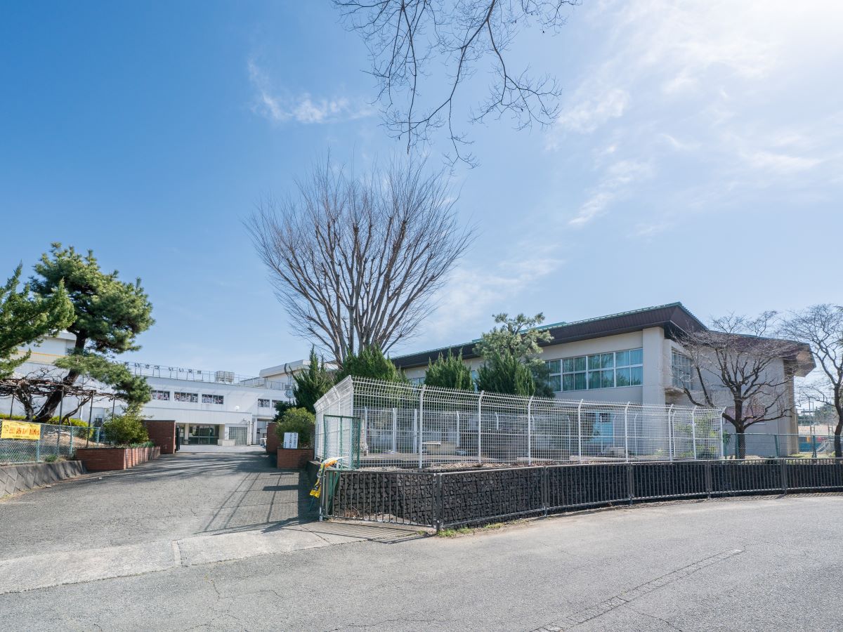 市の川小学校まで約650m～700m（徒歩9分）　ホームページでは、日々の様子が写真とコメントでみることができます。低学年のお子さんでも安心して通うことができる距離です。
