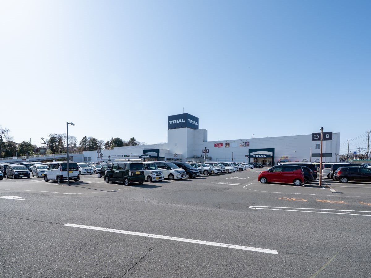 メガセンタートライアル東松山店まで約850m～950m（徒歩11分～12分）　近くに24時間営業のスーパーがあり、会社帰りでもお買い物ができます。
