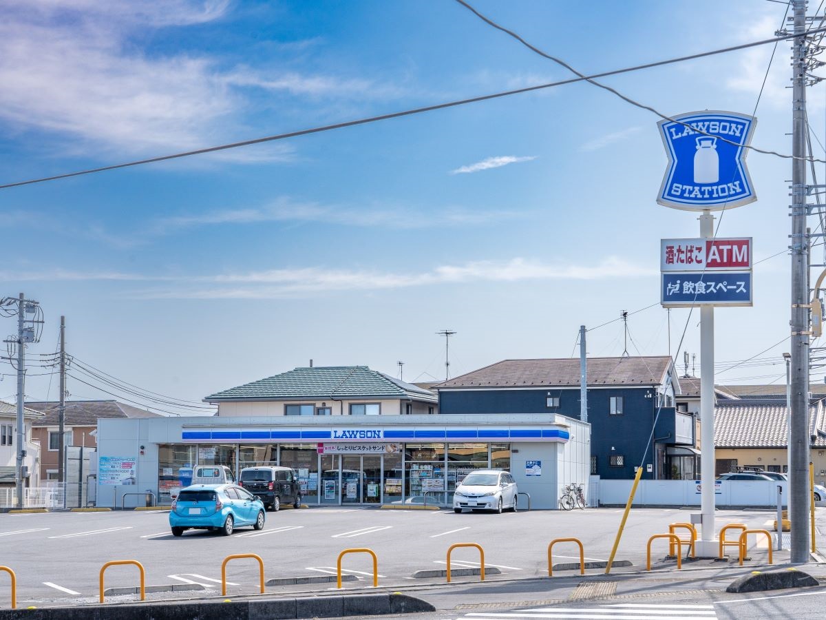 ローソン東松山加美町店まで約450m～500m（徒歩6分～7分）　24時間営業です。急な買い物にもすぐ行けて便利です。