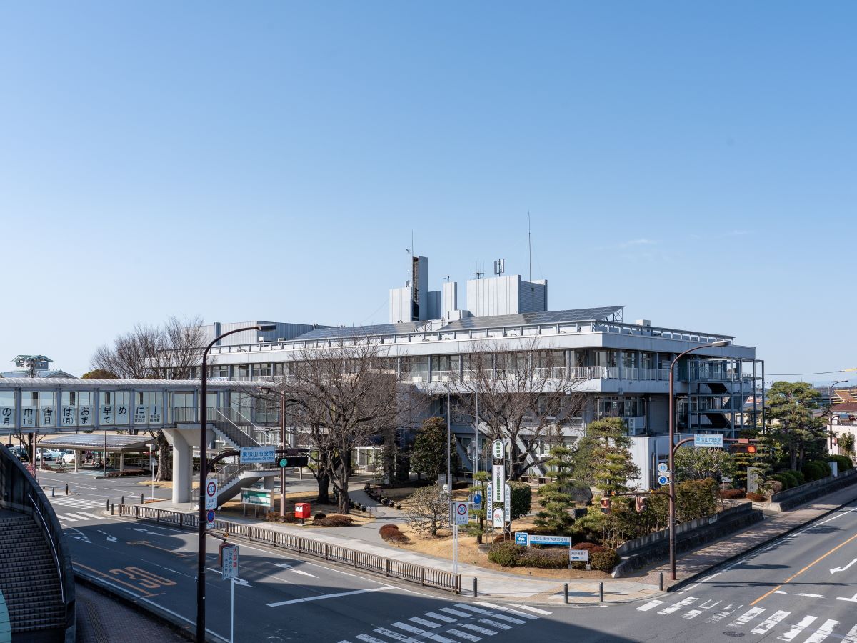 東松山市役所まで約1.1km（徒歩14分）　各種相談、住民票所得や印鑑証明発行などの手続きができます。相談窓口が近くにあると便利ですね。