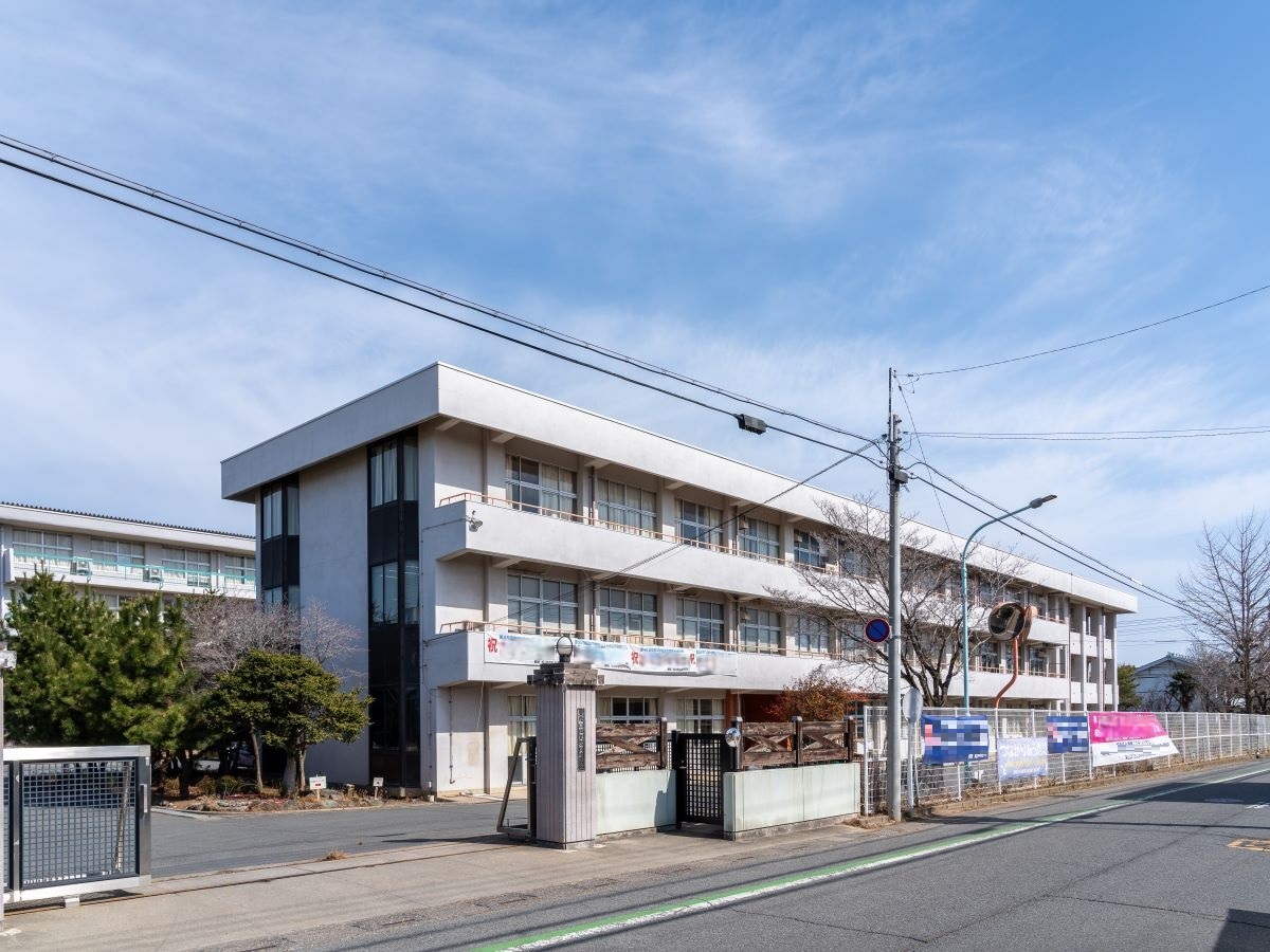 松山中学校まで約1.1km～1.2km（徒歩14分～15分）　お子さまの成長が著しいのが中学時代ですね。部活動に励んだり、勉強をがんばったり、大人になる第一歩を学ぶ場所です。