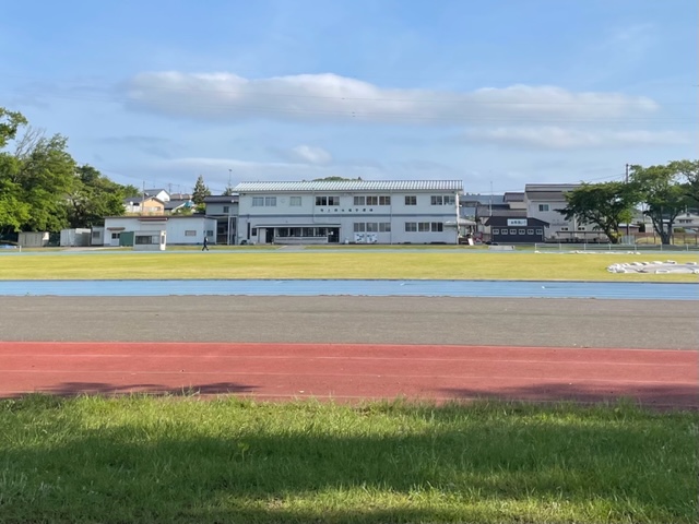 イイコトテラス本陣前 土地 南相馬市雲雀が原陸上競技場まで約450m　野馬追はこちらの隣で開催しますので徒歩でも行ける距離なのがいいですね！