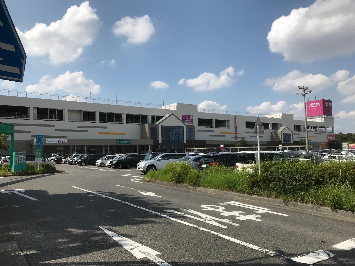 イオン守山店まで約600m（徒歩8分）　徒歩圏内にショッピングモールがあると何かと便利ですよね。