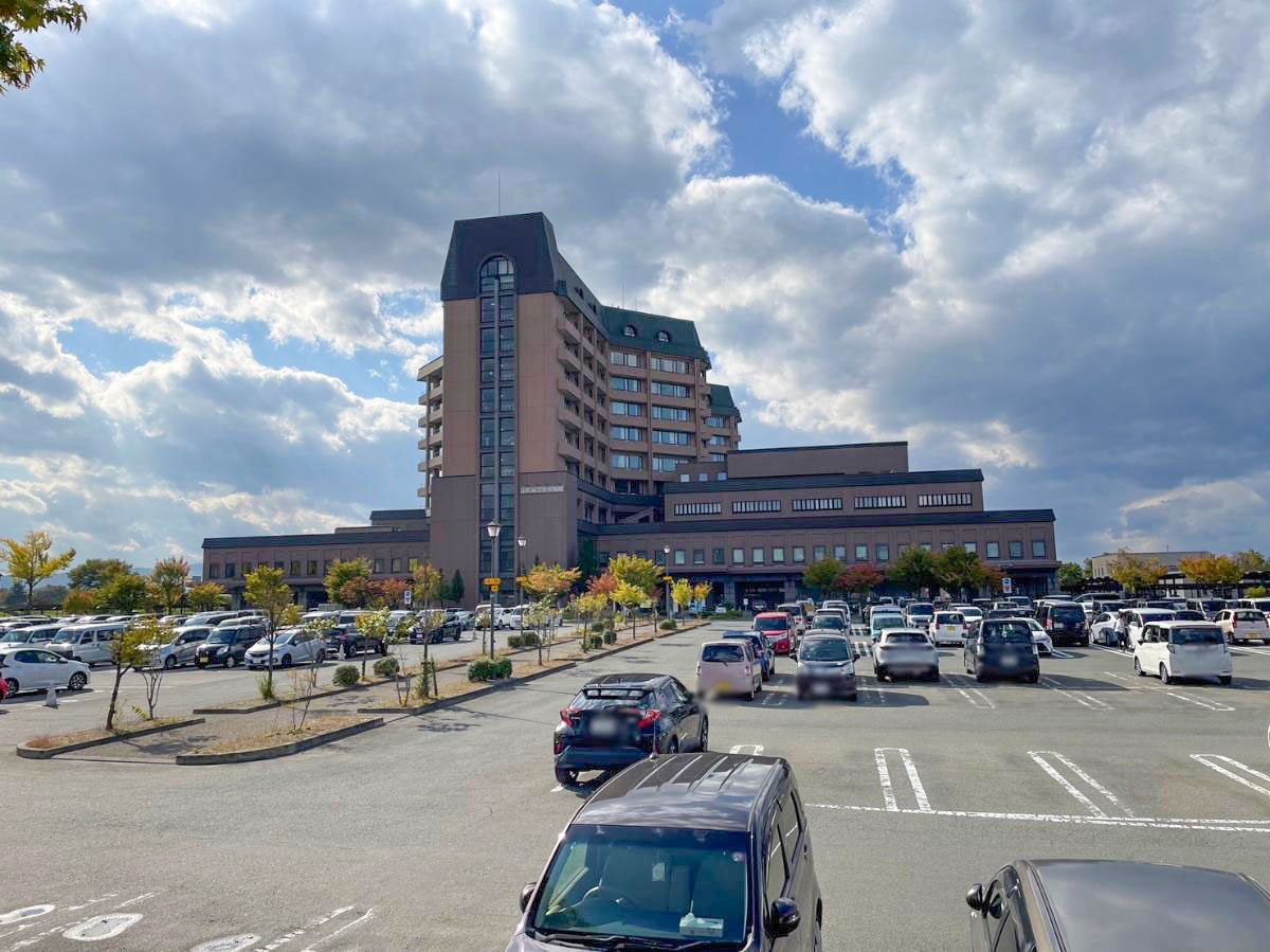 山形県立中央病院まで約3.2km(車で約7分) 「県民の健康と生命を支える安心と信頼の医療」の基本理念のもと、高度で良質、適正な患者中心の医療を提供する病院です。
診療受付時間8:00~11:30