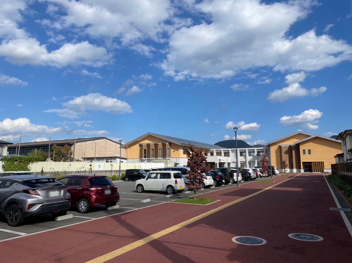 山形市立千歳小学校まで約1.7km（徒歩22分）　「自ら考え、自ら判断し、自ら決定し、自ら行動する子供の育成～ ちえいっぱい　ともだちいっぱい　せいいっぱい ～」を教育目標として掲げる小学校です。
