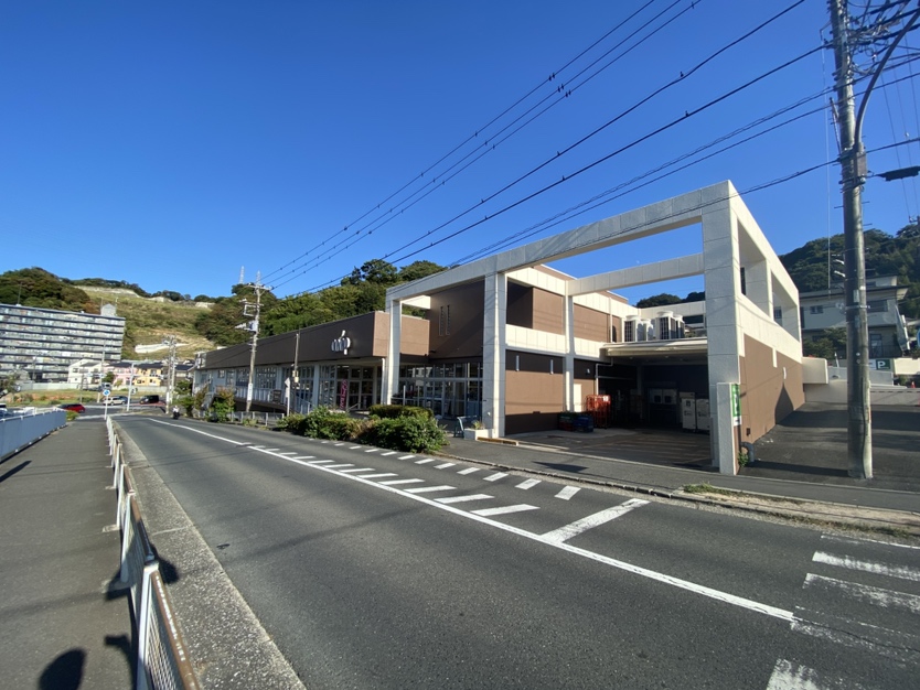 ユーコープ岩戸店まで約1km(徒歩13分) 2025年7月18日にリニューアルオープンしました。冷凍食品、総菜コーナーが広くなり、品ぞろえ豊かになりました。駐車場も有ります。