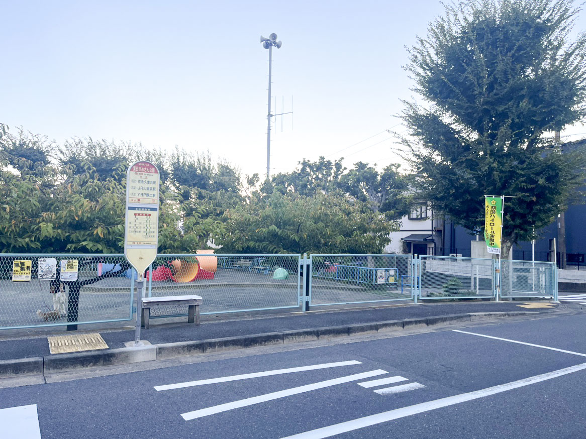 「粟田かめさん公園」バス停まで約130m(徒歩2分) 徒歩2分なので、通勤・通学、お出かけの時にも便利ですね!