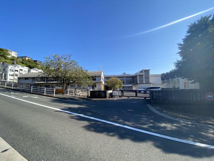 横須賀市立粟田小学校まで約1.1km(徒歩14分) 沢山体を動かすことができる校庭や、多様な遊びができる遊具が揃っており、子どもたちのびのびとした成長を育む環境が整っています。