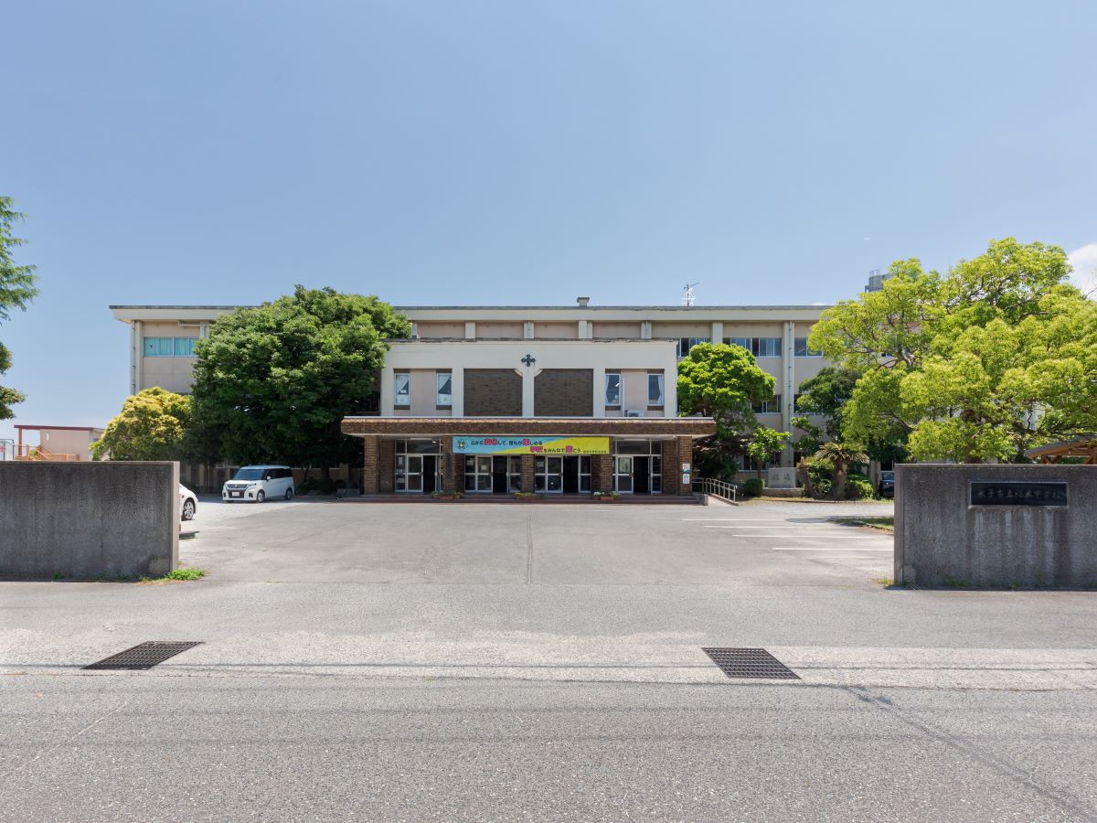 米子市立福米中学校まで約850m（徒歩11分）　小中学校や地域との連携に力を入れている学校です。