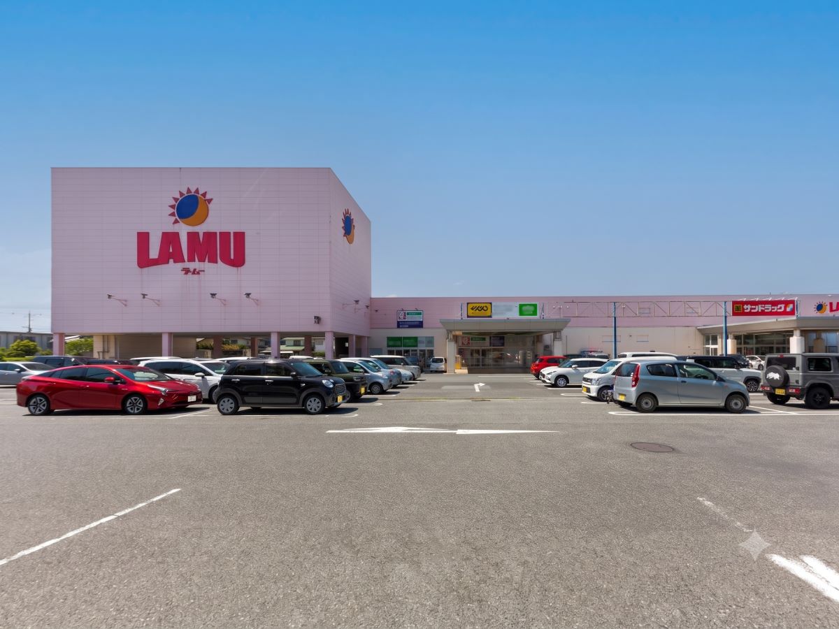 ラ・ムー米子北店まで約950m（車で約3分）　日常の食材調達や買いだめに役立つ24時間営業のディスカウントストア。同建物内のゲオやサーティーワンのアイスクリームも魅力ですね。