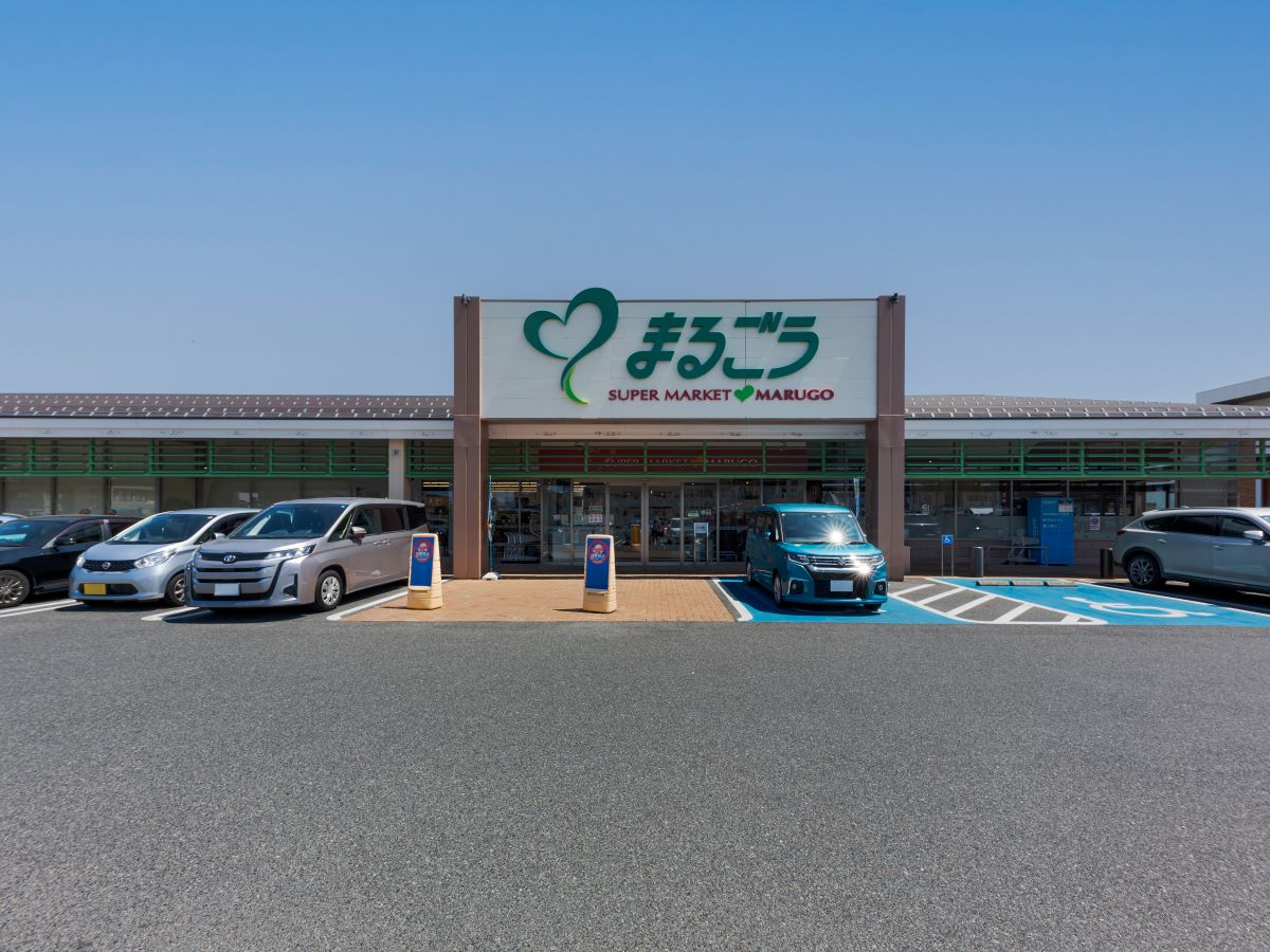まるごう東福原店まで約1.3km（徒歩17分／車で約4分）　季節感や旬を活かした、高品質な生鮮食品の提供が強みの一つです。【営業時間】9:00～22:00