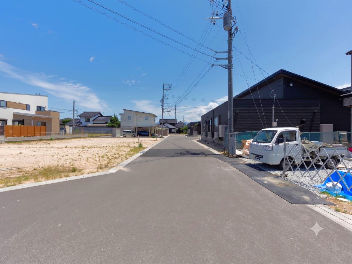 区画6、7の前面道路　約6mあるので車の出し入れも安心です！　