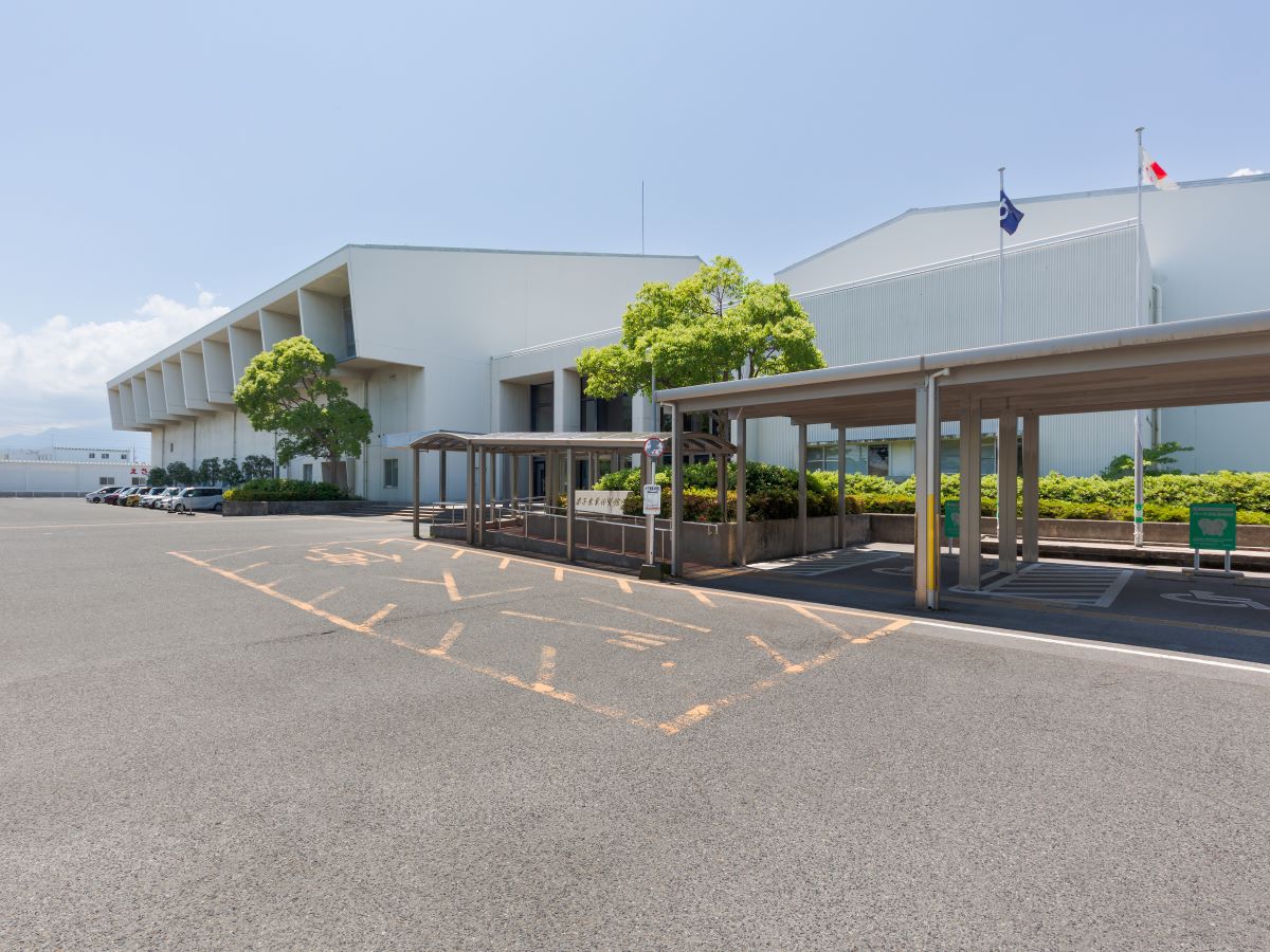 「米子産業体育館前」バス停まで約550m（徒歩7分）　最寄りのバス停です。JR米子駅のほか、米子市役所やイオン日吉津方面へアクセスできます。