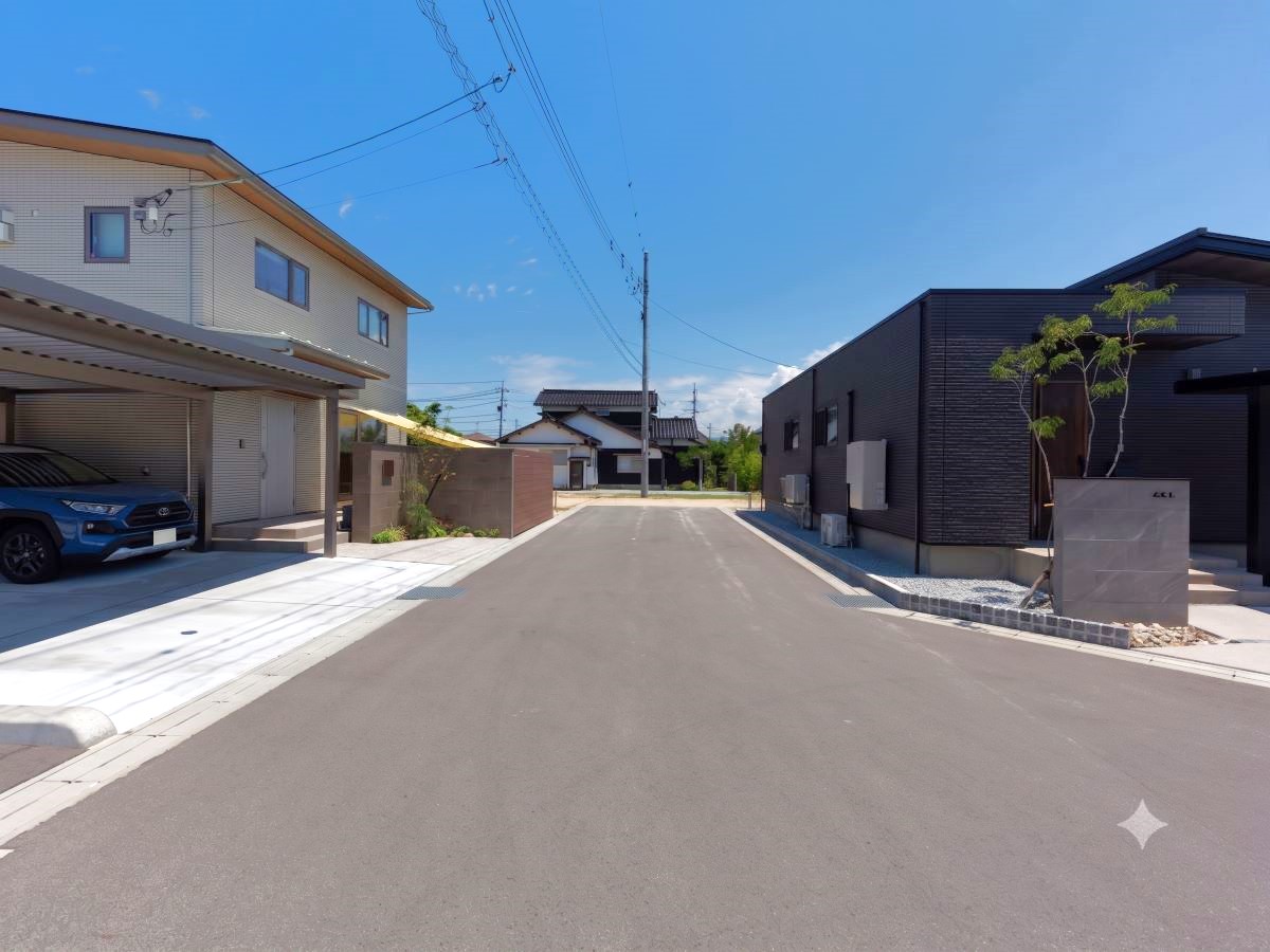 区画17、18の前面道路　車通りも落ち着いていてお子様のお散歩も楽しめます！　