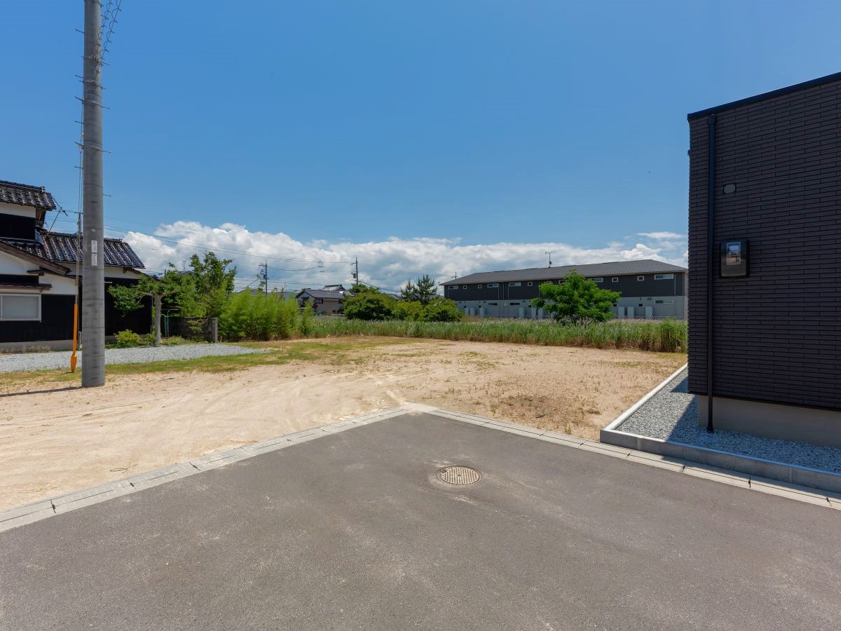 区画18：231.34㎡（69.98坪）平屋も建てられる広さでワンフロアの心地よい暮らしが叶います。 　