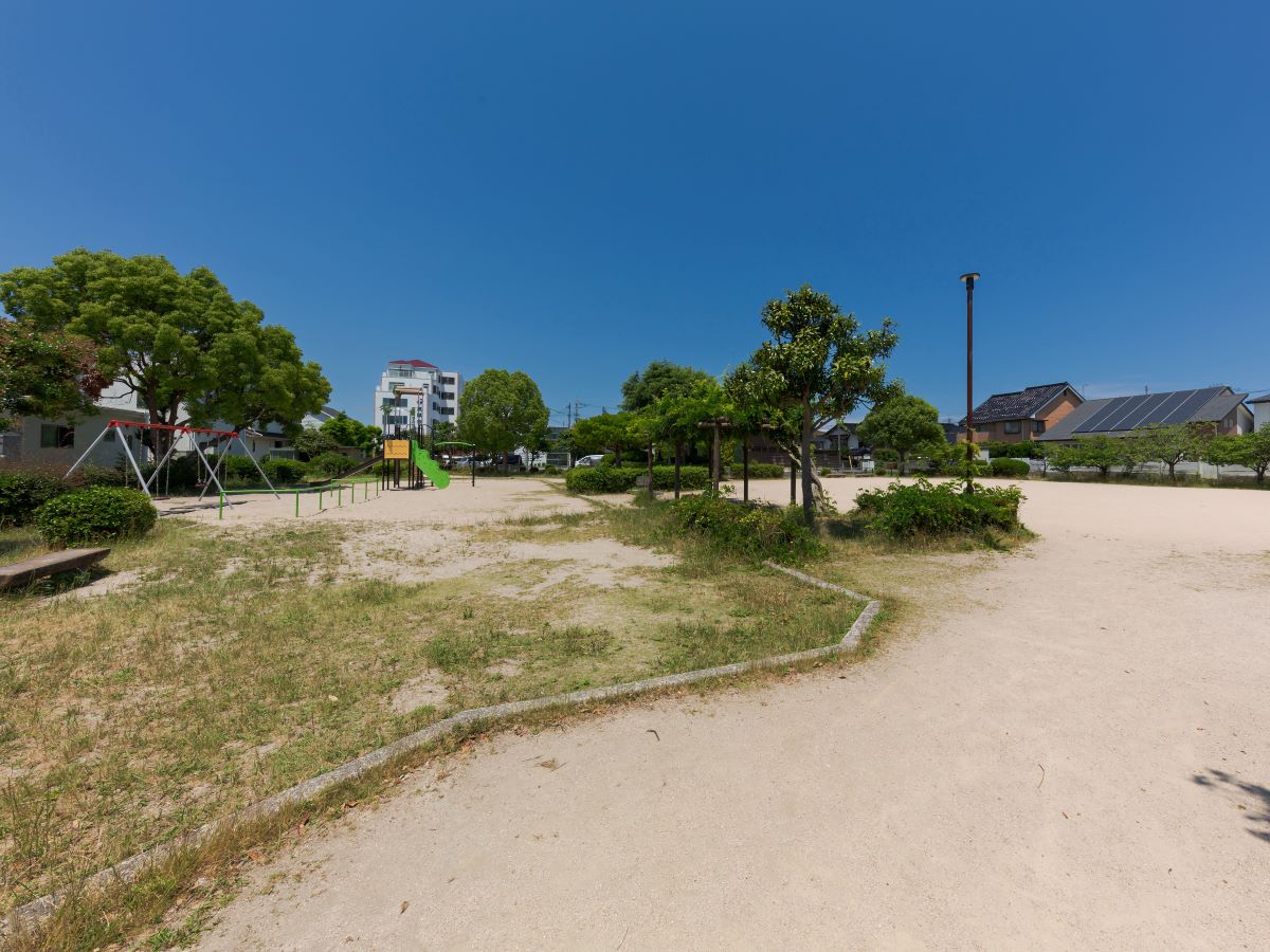 福米西公園まで約610m～670m（徒歩8分～9分）　広場にはブランコと滑り台があり、小さなお子さまでも楽しめます。