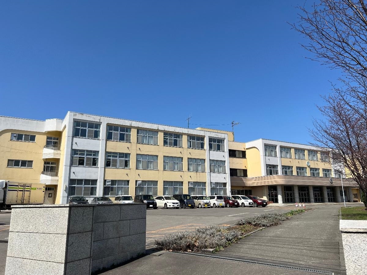 小樽市立望洋台小学校まで約350m～1.1km（徒歩5分～14分）　山と海に恵まれた自然環境の中にある小学校です。お子様だけでなく、ご両親も安心できる環境でのびのびと暮らしてみませんか？