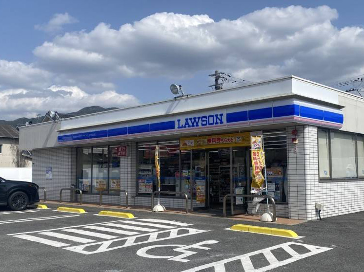 ローソン八幡楠橋南店まで約900m（徒歩12分）　徒歩圏内にあるコンビニエンスストアです