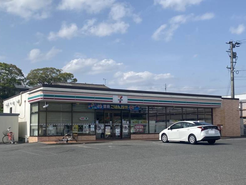 セブン‐イレブン八幡楠橋南１丁目店まで約900m　急なお買い物に便利。惣菜・冷凍食品も充実！お忙しい中での奥様の時短に一役買ってくれそうです。