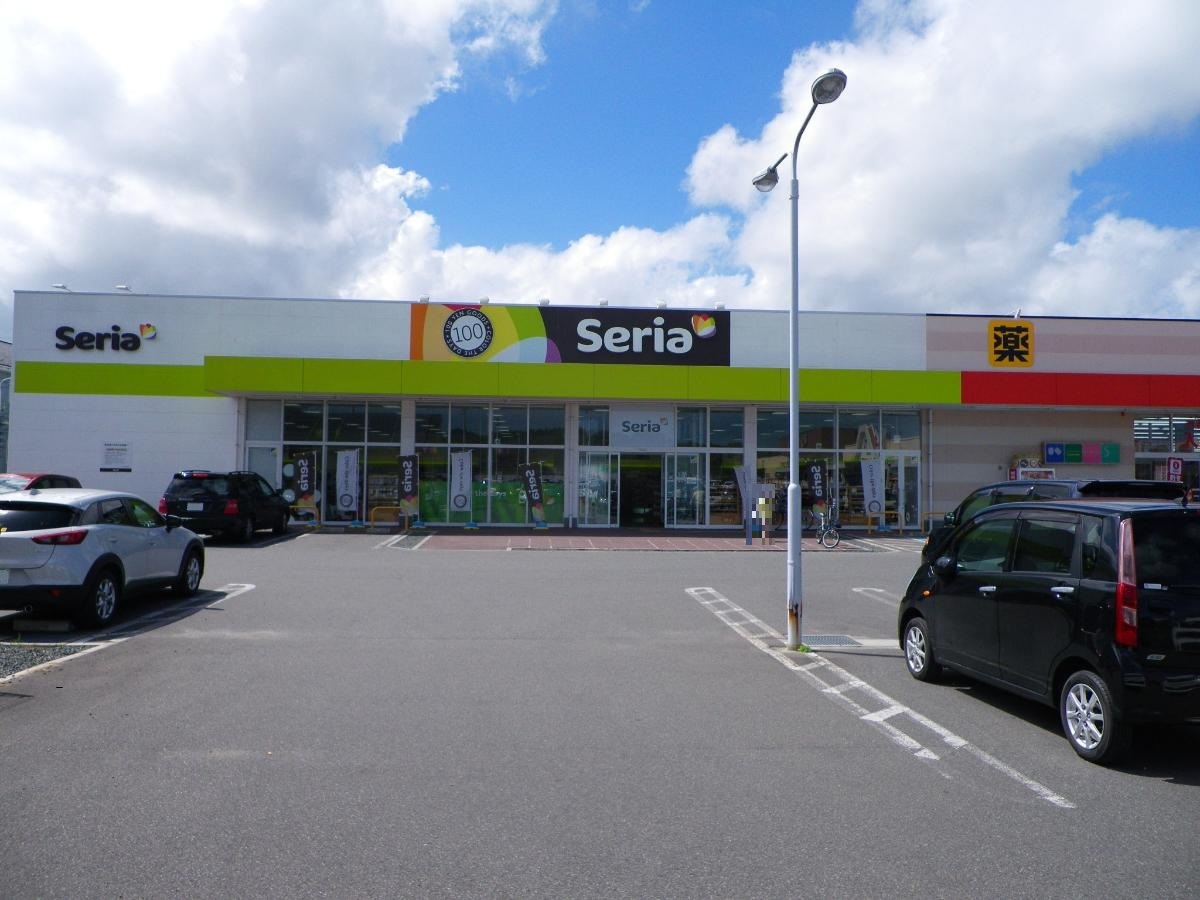 セリア原町西店まで約750m(車で約3分) 100円ショップとは思えないほどおしゃれな雑貨がたくさんあります。