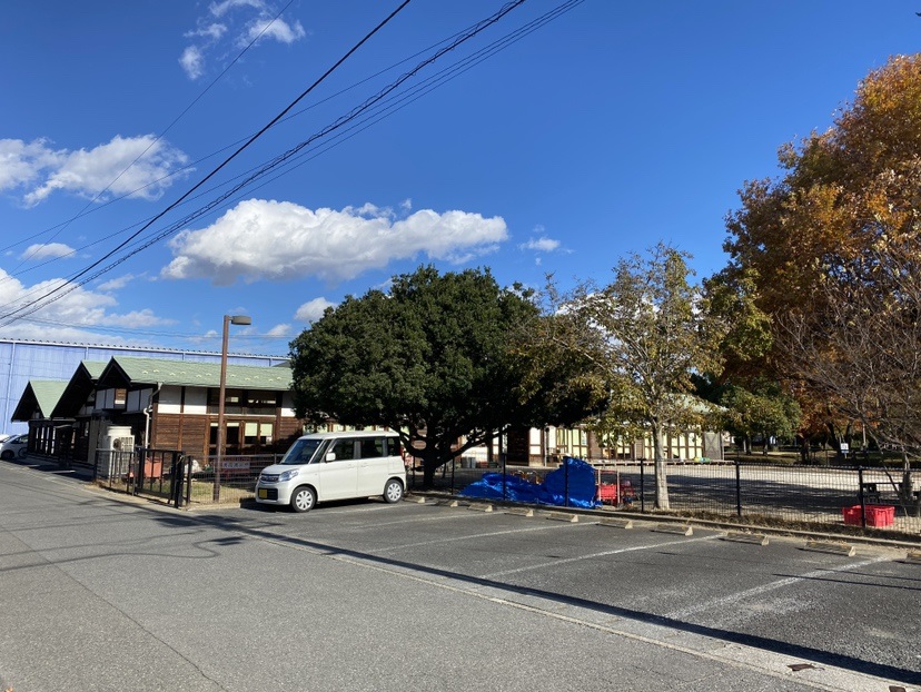 こぐま保育園まで約600m（徒歩8分）　周辺には、スーパーや生活施設もある為、お子様の迎えと同時にほかの予定も済ませることが出来ます！