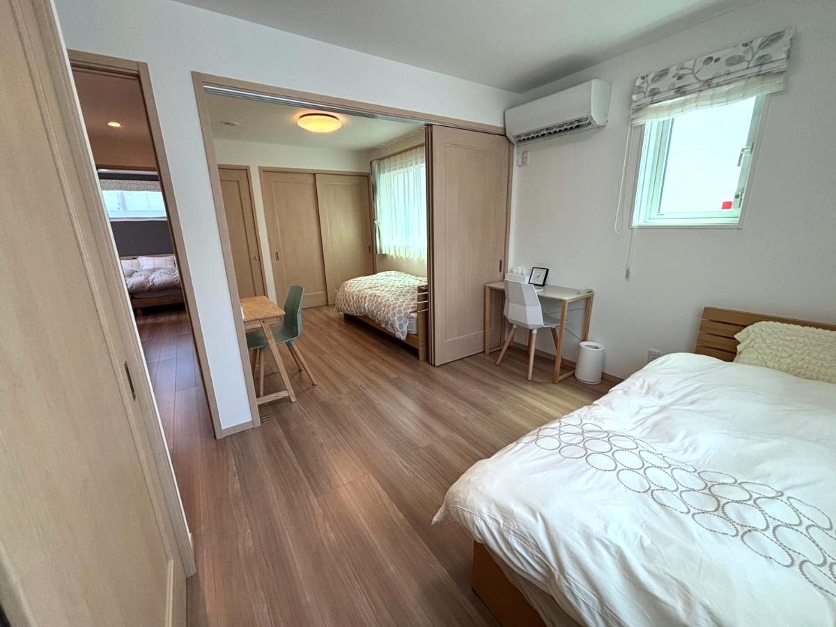 イイコトテラス　東寺尾 モデルハウス 区画番号No.1 3枚間仕切り戸で隔たれた、洋室2部屋(5帖、5.33帖)　生活スタイルに合わせてアレンジ可能です！