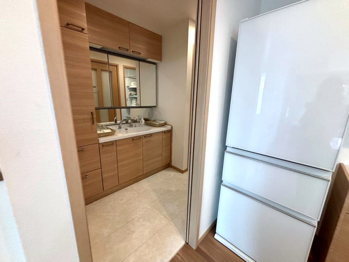 イイコトテラス　東寺尾 モデルハウス 区画番号No.1 収納量たっぷりの洗面化粧台も完備しております。