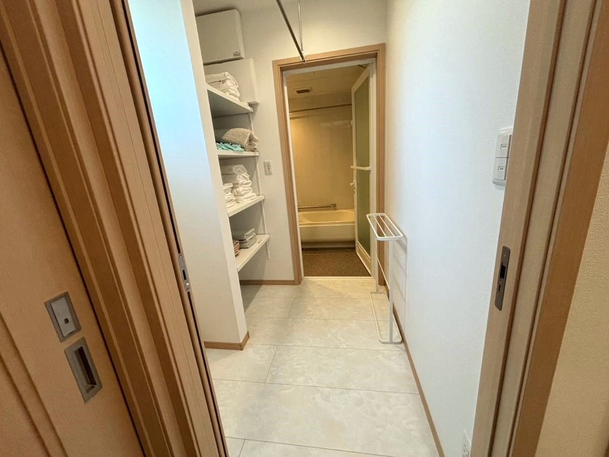 イイコトテラス　東寺尾 モデルハウス 区画番号No.1 洗面脱衣は別です。ランドリールームから浴室への生活動線が非常に便利です。