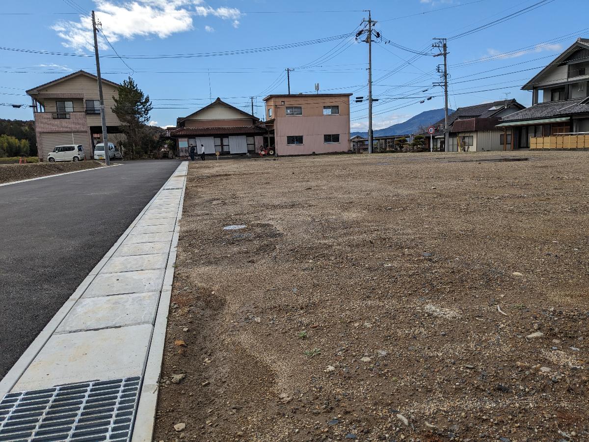 イイコトテラス中津川 土地 E区画からA区画にかけてのの写真。南面道路。　