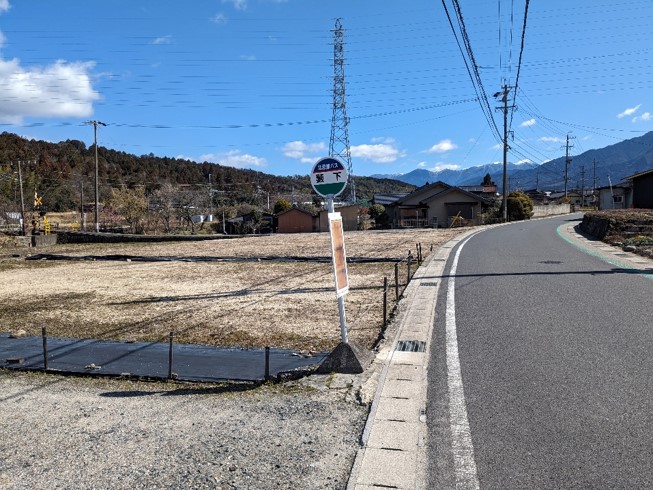 イイコトテラス中津川 土地 藪下前まで約50m（徒歩1分）　北恵那交通バス。中津川駅や市民病院などの交通手段に使っていただけます！