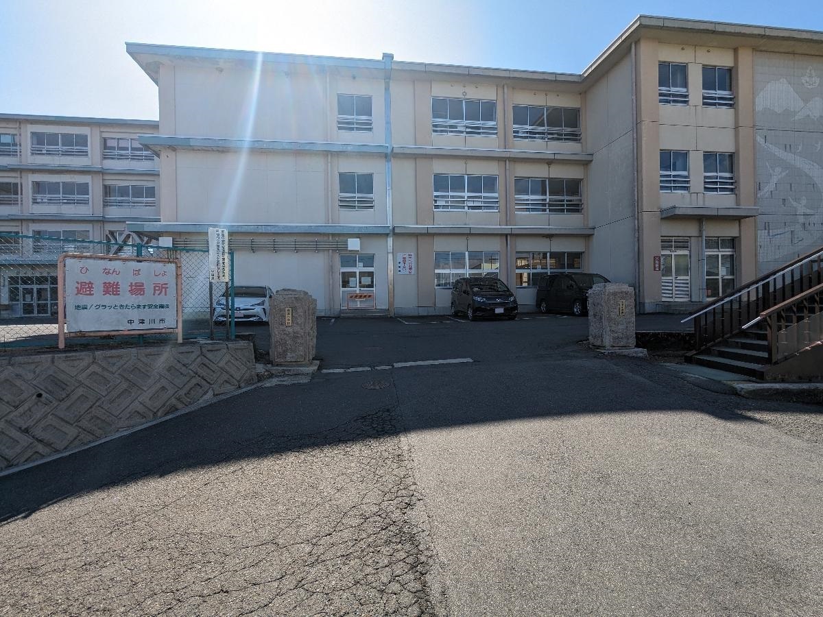 坂本小学校まで約1.9km（徒歩24分）　少し距離はありますが、ほぼ直進なので道に迷わず登校できますね。
【学校の教育目標】「かがやけ 坂本の子」をスローガンとして「かしこく やさしく たくましく」 を目標に掲げています。