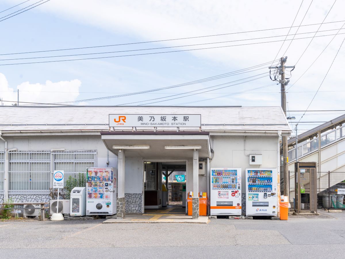 JR美乃坂本駅まで約1.7km（徒歩22分／車で約4分）　JR中央本線の駅です。北側にリニア中央新幹線「岐阜県駅（仮称）」の開業予定地があります。※詳細につきましては、中津川市公式サイト（https://www.city.nakatsugawa.lg.jp/shisei/urbandev/1/index.html）をご確認ください。