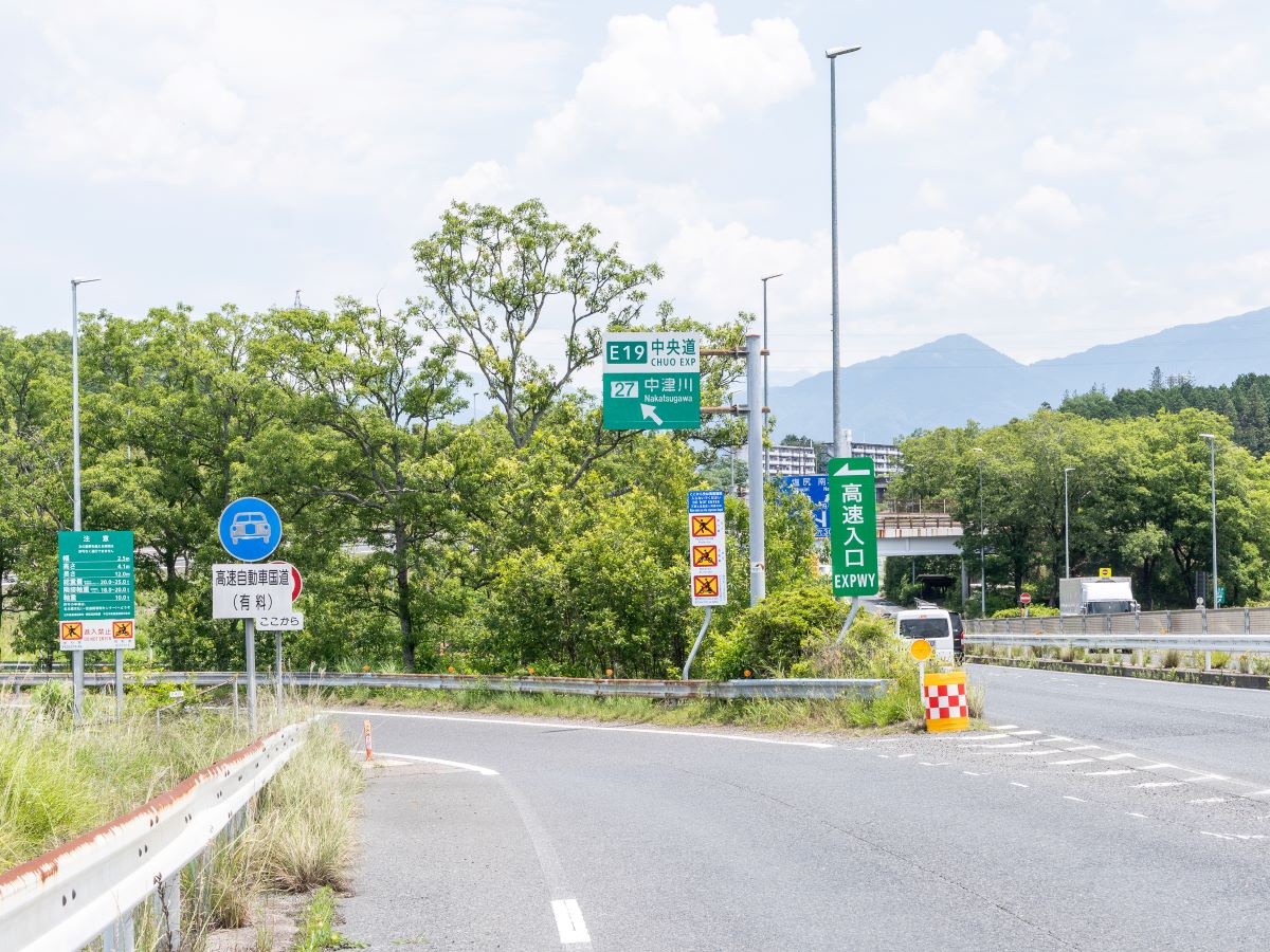 中津川インターチェンジまで約2km（車で約3分）　19号線、中央本線など長距離移動への動線がスムーズです。