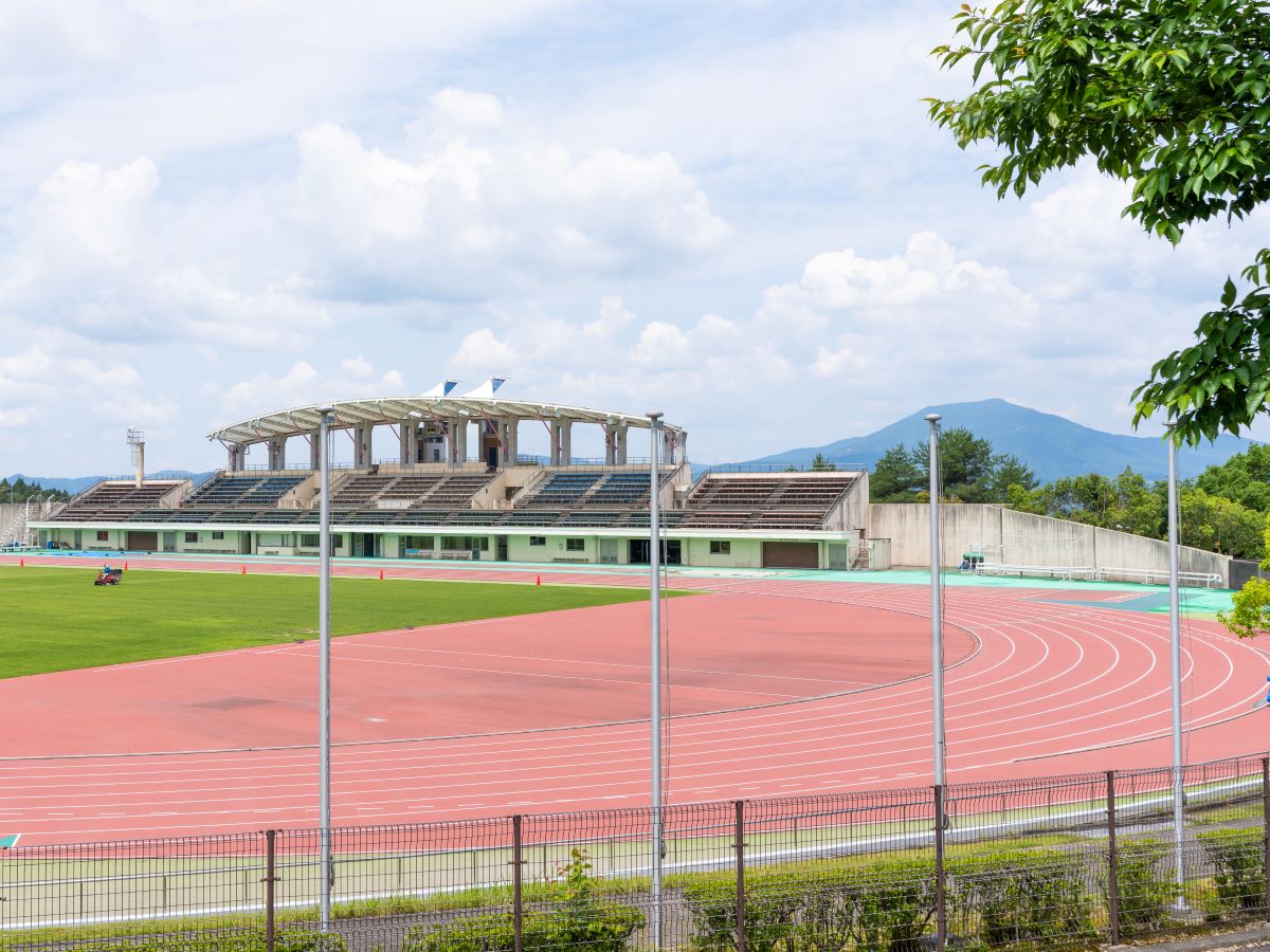 中津川公園まで約2.7km（徒歩34分／車で約6分）　野球場・スケートボード場などボール遊びやレクリエーションのできる場所です。長い滑り台があり、知る人ぞ知るスポットです！