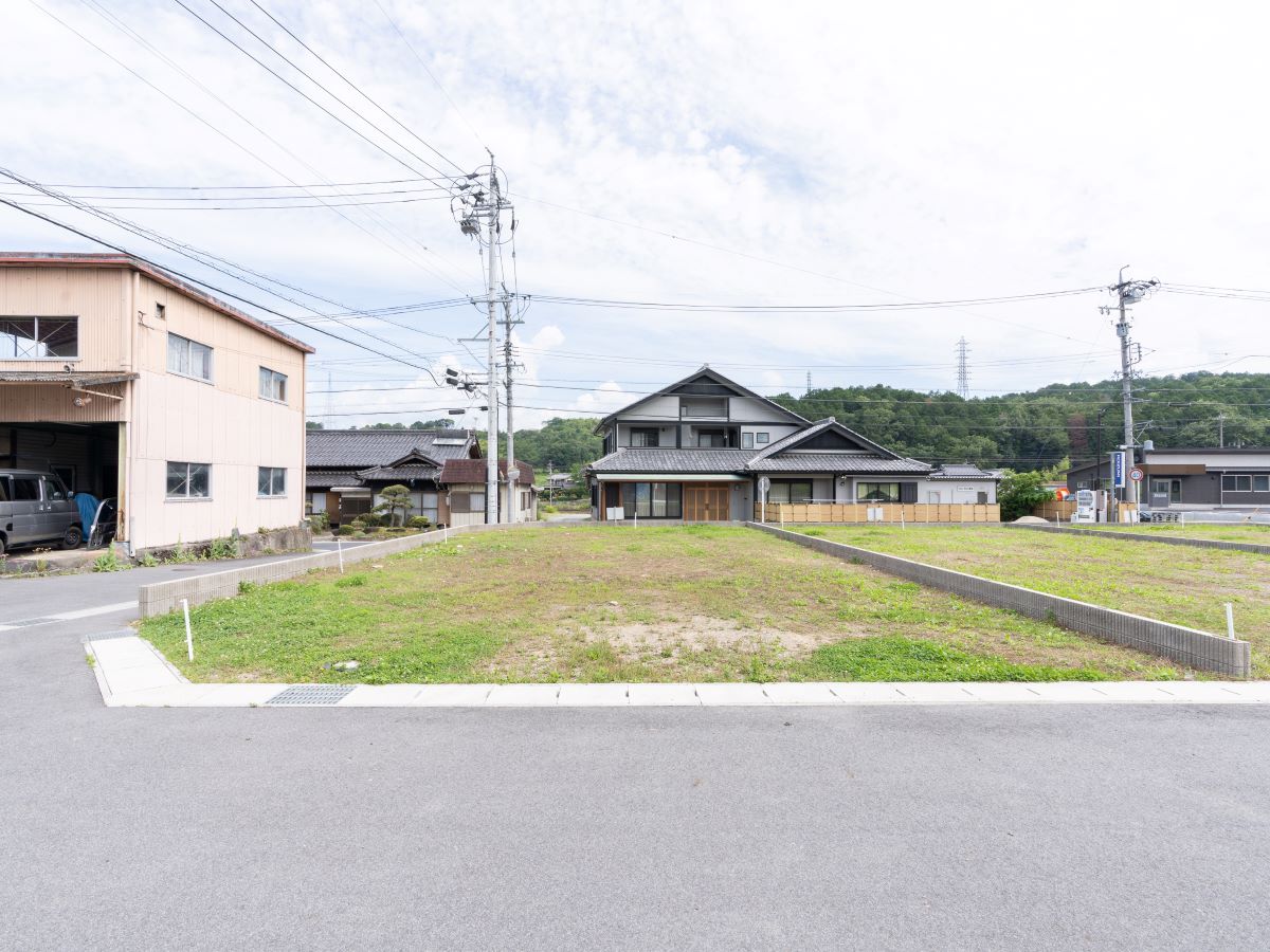 区画A：185.12㎡（55.99坪）　北・西・南が道路に面する、開放的な角地です。 　
