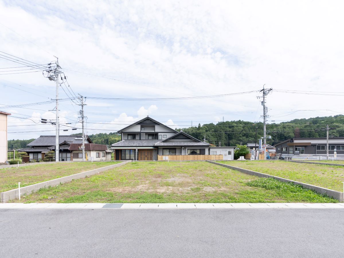 区画B：185.12㎡（55.99坪）　車で約6分の所に中津川公園があるので、休日には思い切り体を動かせます！　