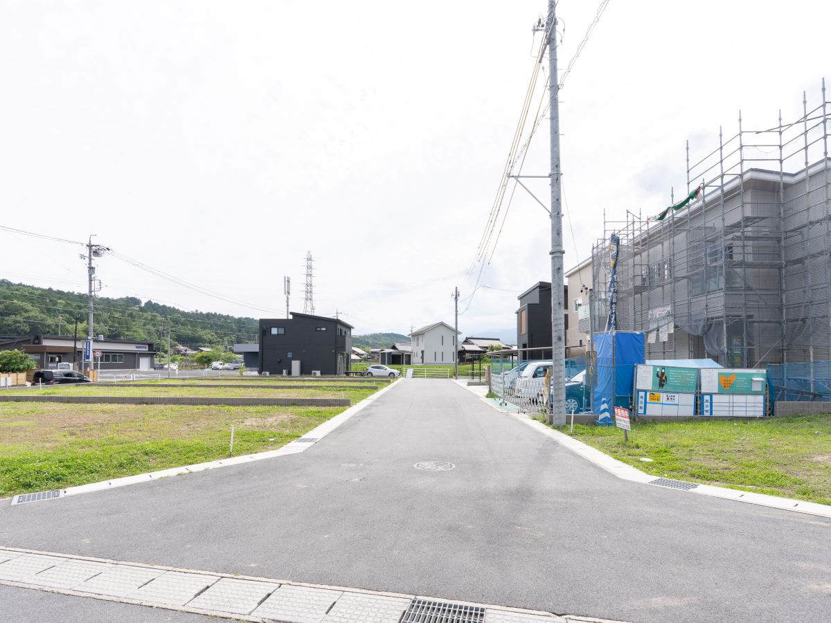 前面道路が6mあるので、車の出し入れも安心です！(区画A～E、I前面道路)　