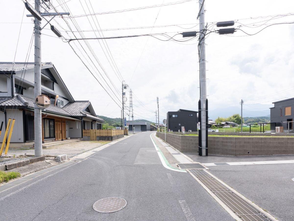 車通りが落ち着いているので、お子様とのお散歩も安心です！(分譲地 北側道路)　