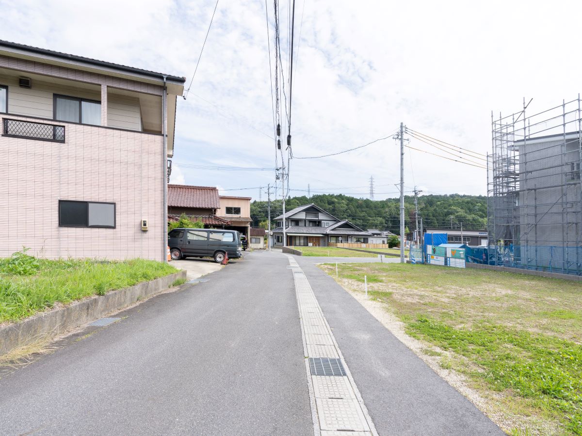 家族のご家族の笑顔があふれる穏やかな住環境です。(分譲地 西側道路)　