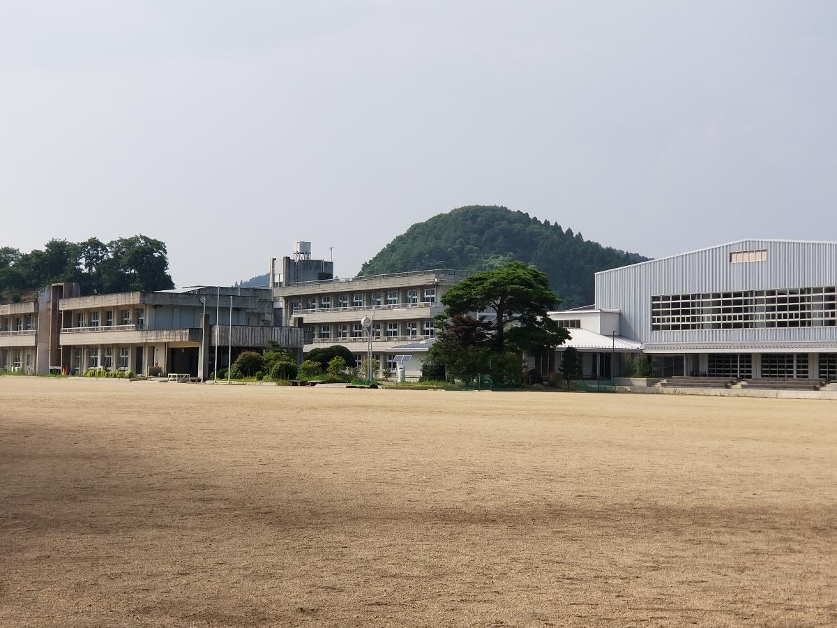 一条リンクスヴィラ西郷　 戸建 西郷第一中学校まで約1.3km（徒歩17分）　職場体験や宿泊学習など校外での活動が充実しており、地域の方々との交流も大切にしている中学校です。