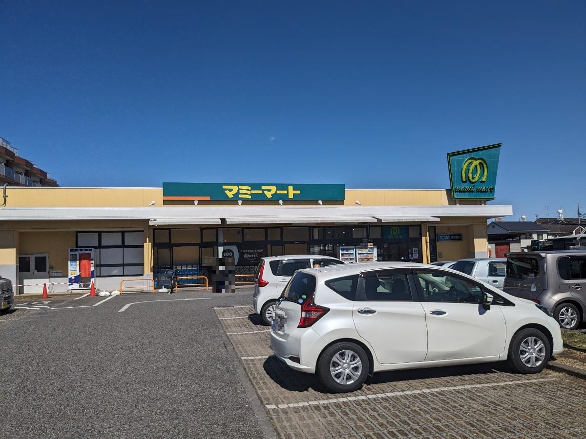 マミーマート　狭山ヶ丘店まで約1.1km（徒歩14分）　営業時間：9:00～22:00　施設内に100円ショップも併設されております。GCブランド商品も多数あります！