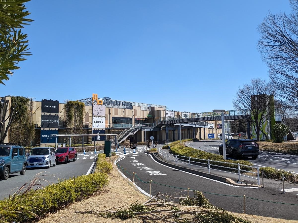 三井アウトレットパーク入間まで約3.2km（車で約10分）　様々なテナントが入っており、ご家族みな様が楽しめる施設となっております！