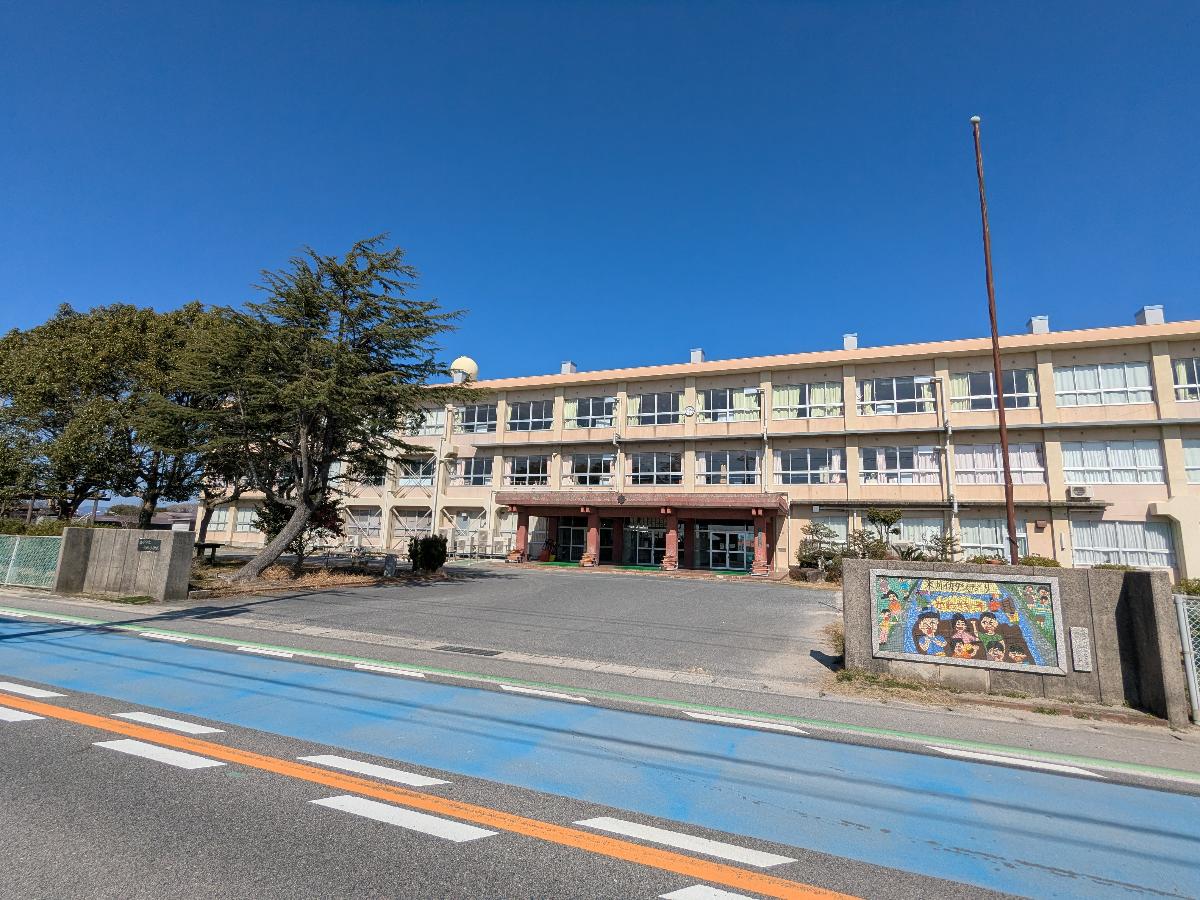河崎小学校まで約350m（徒歩5分）　お子様の登下校も安心な距離です！