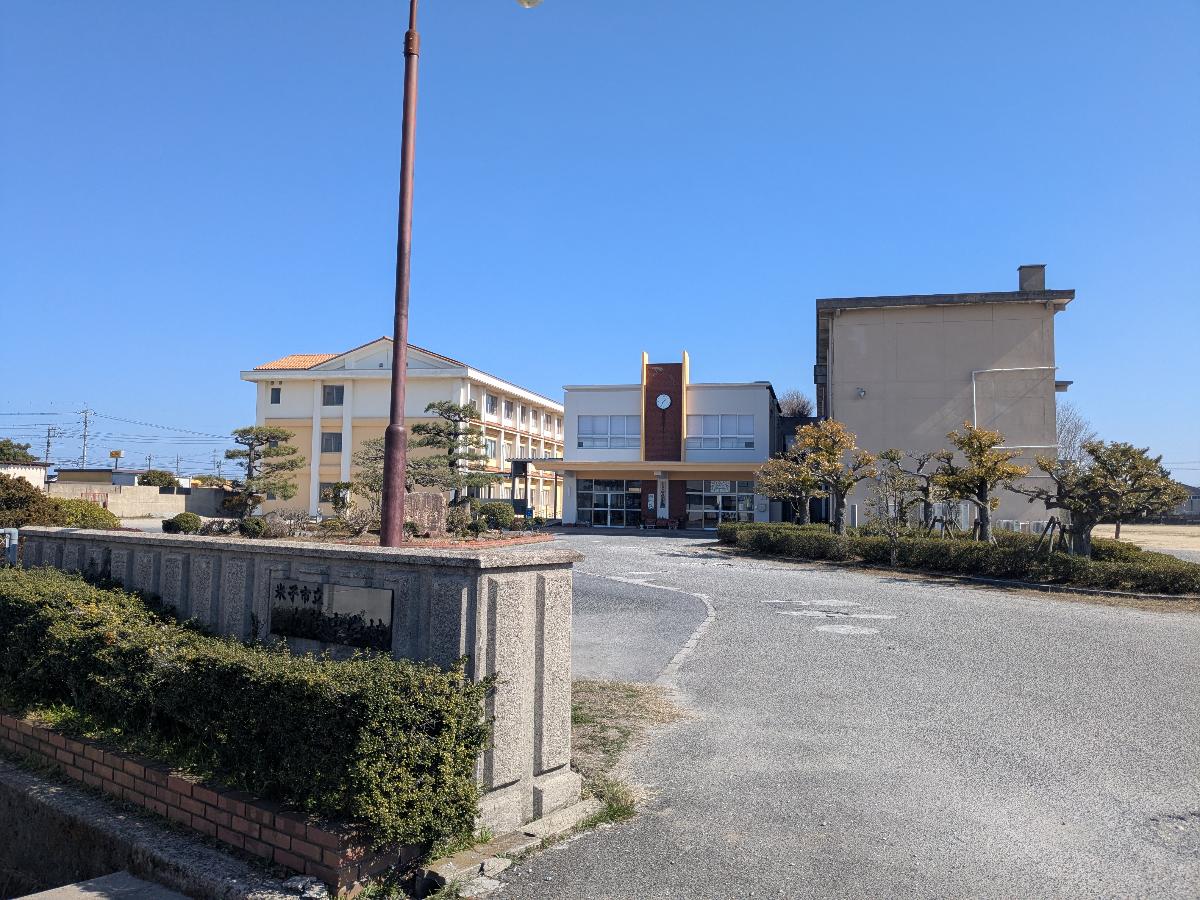 加茂中学校まで約1.3km（徒歩17分）　お友達とお話ししながらの登下校も楽しめそうですね！